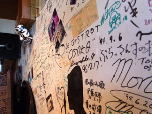 奥の壁にはお店を訪れたミュージシャンの方々 メッセージが残されています