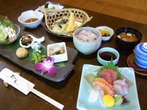 辻の房膳（限定15食）--写真はお造り、天ぷらの付いたコース ご飯は健康的な11穀米です