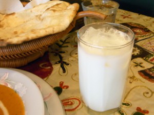 ラッシーはインドのヨーグルトジュース。 カシミールでは牛乳から作る自家製。 さっぱりした甘さで、とても爽やかです。
