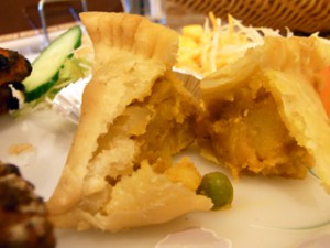 サモサは、ポテト、カシューナッツなどをナンの生地で包み揚げた インド風揚げ餃子。 サクサク感と中のホクホクポテトが絶妙です。