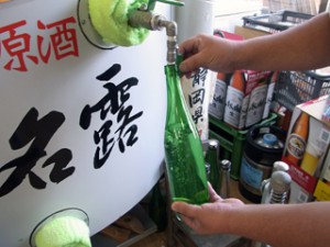 県下唯一、日本酒の量り売りをしてもらえます。 長野県の蔵元から運ばれる特別純米酒。 お米をしっかり味わえるコクのあるお酒です。 オリジナルラベルを付けられる為、ご贈答品としても人気です。